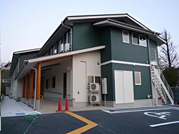 新築そうな外観の施設