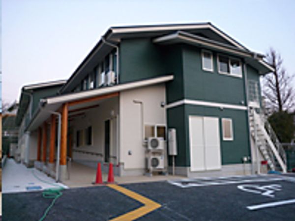 新築そうな外観の施設
