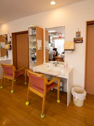 洗面台と椅子のある空間