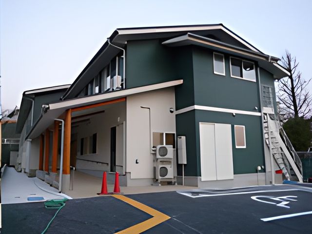 明るい緑色の建物外観 外観 小規模で暖かい雰囲気のある施設が、あなたをお待ちしています。