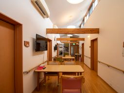 高い天井の明るい廊下