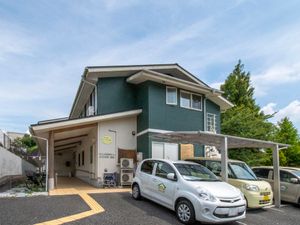 緑豊かな施設外観