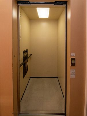 空のエレベーターキャビン