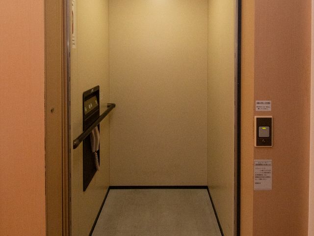 空のエレベーターキャビン エレベーター ゆったりした空間のエレベーターでは快適に移動ができます。安心してご利用いただける設計です。