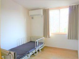 明るい一室の居室