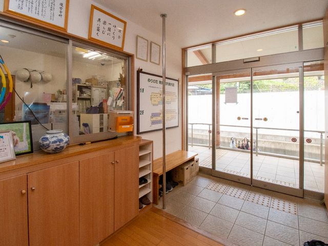 明るいエントランスの様子 玄関ホール 清潔感のあふれる受付と出入り自由な開放的なエントランスがお迎えします。
