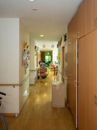 廊下に人がいる様子