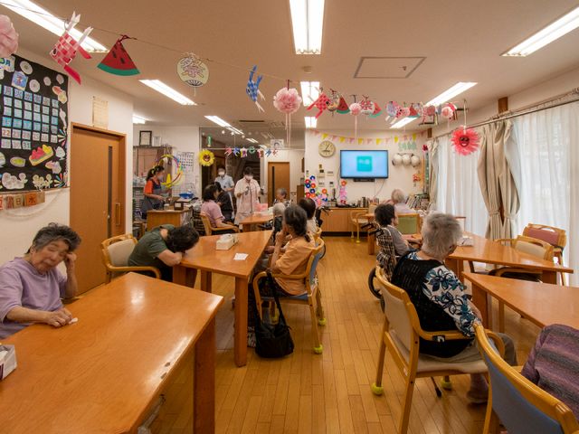 活気ある共用スペース 共有スペースA 彩り豊かな装飾が施され、利用者同士の交流も見受けられる快適な空間です。