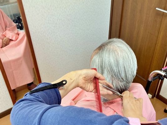 髪を整える様子の理美容室