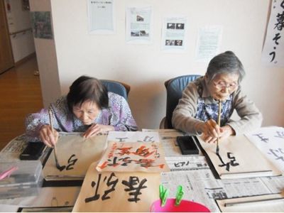 書道を楽しむ高齢者