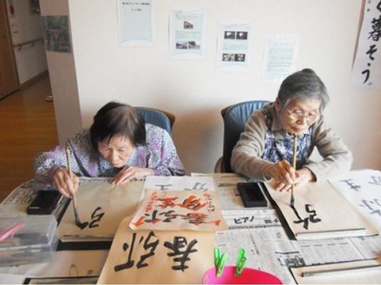 書道を楽しむ高齢者