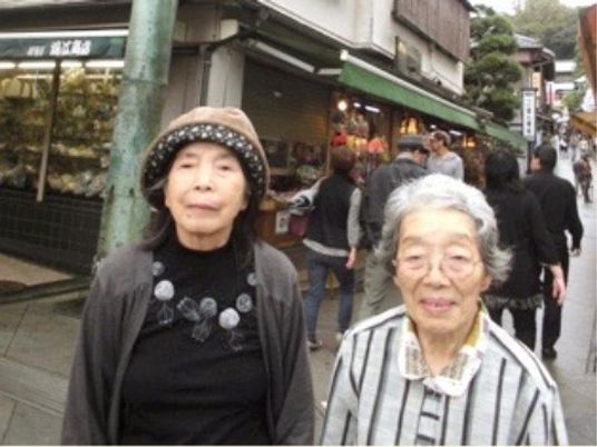 笑顔の高齢者二人組