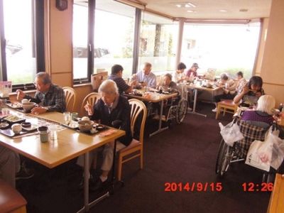 食事を楽しむ利用者の食堂