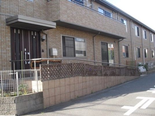 落ち着いた色調の建物外観