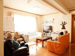 リビングでくつろぐ人々