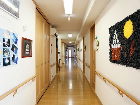 廊下の掲示物と装飾