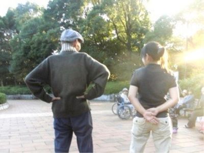 夕日に照らされる中庭
