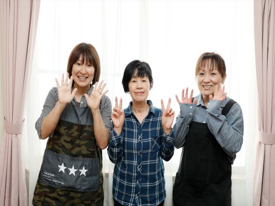 笑顔のスタッフ三人