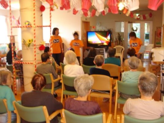 利用者がテレビを見る様子