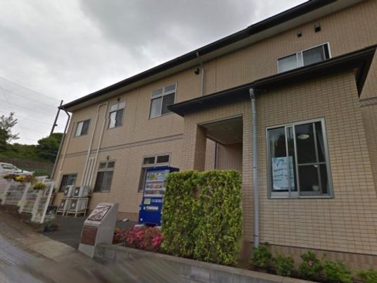 施設正面玄関と案内板