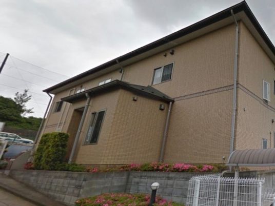 茶色い外壁の建物外観