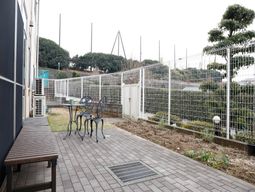 中庭のベンチとテーブル