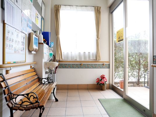 待合スペースと掲示板