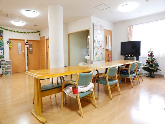 中央にテーブルのある休憩室