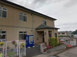 温かみのある建物エントランス