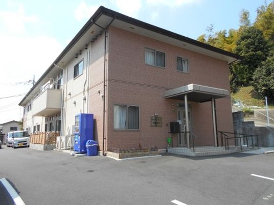 明るい日差しの施設外観