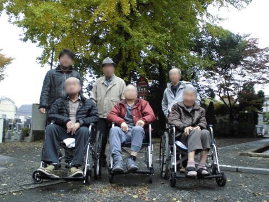 中庭に集う利用者様