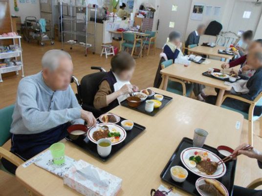 食事を取る人々の食堂