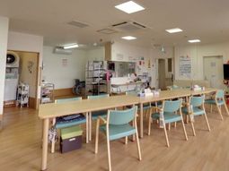 明るい共用ダイニング