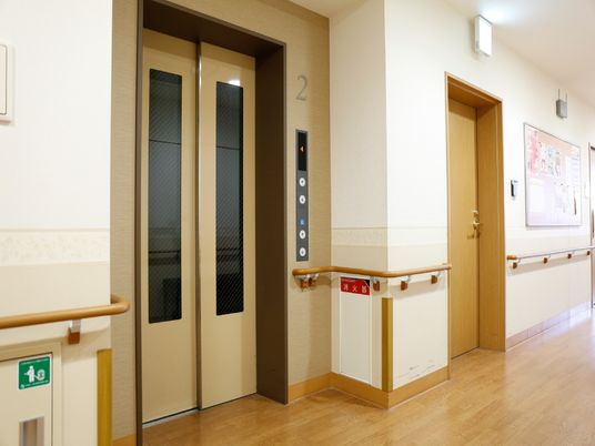 廊下に設置されたエレベーター