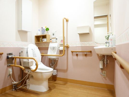 バリアフリー設計のトイレ