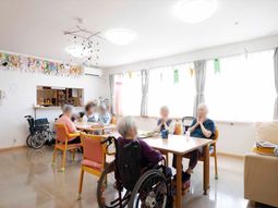 明るい施設の食堂