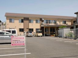 明るい外観と庭の施設