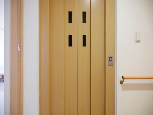 木目調のきれいな廊下