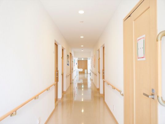 明るく清潔感のある廊下