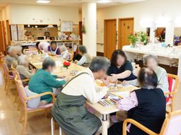 活動する人々のダイニングルーム