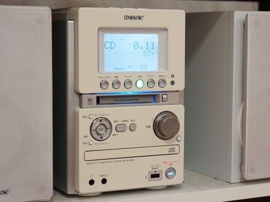 音楽システムが設置された棚