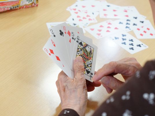 カードゲームを楽しむ手元