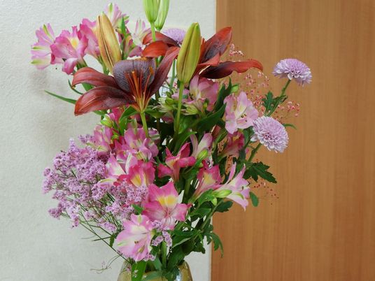 色鮮やかな花のアレンジメント