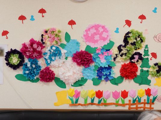 壁に飾られた手作り花紙アート