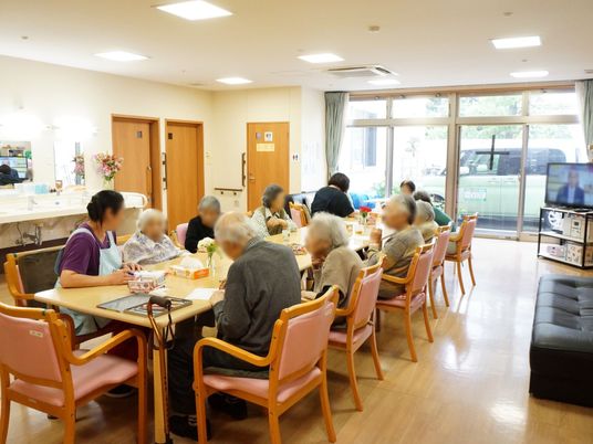 明るい共有空間で一息