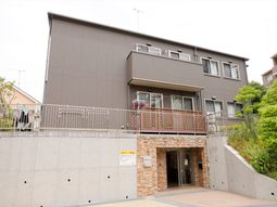 多階建ての建物エントランス