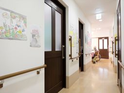 廊下の様子と手すり