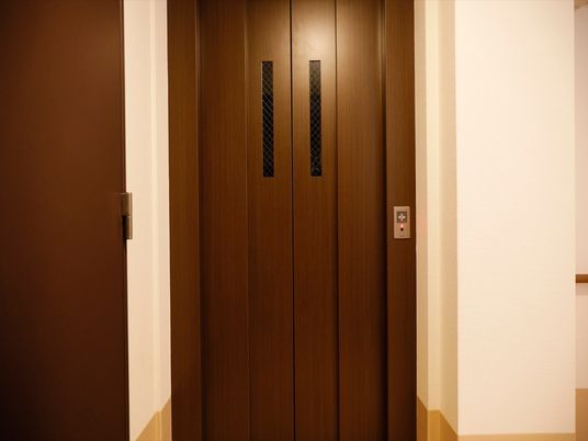 シンプルなエレベーター扉
