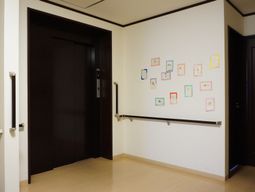 廊下とエレベーターの入口