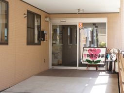 明るい施設のエントランス